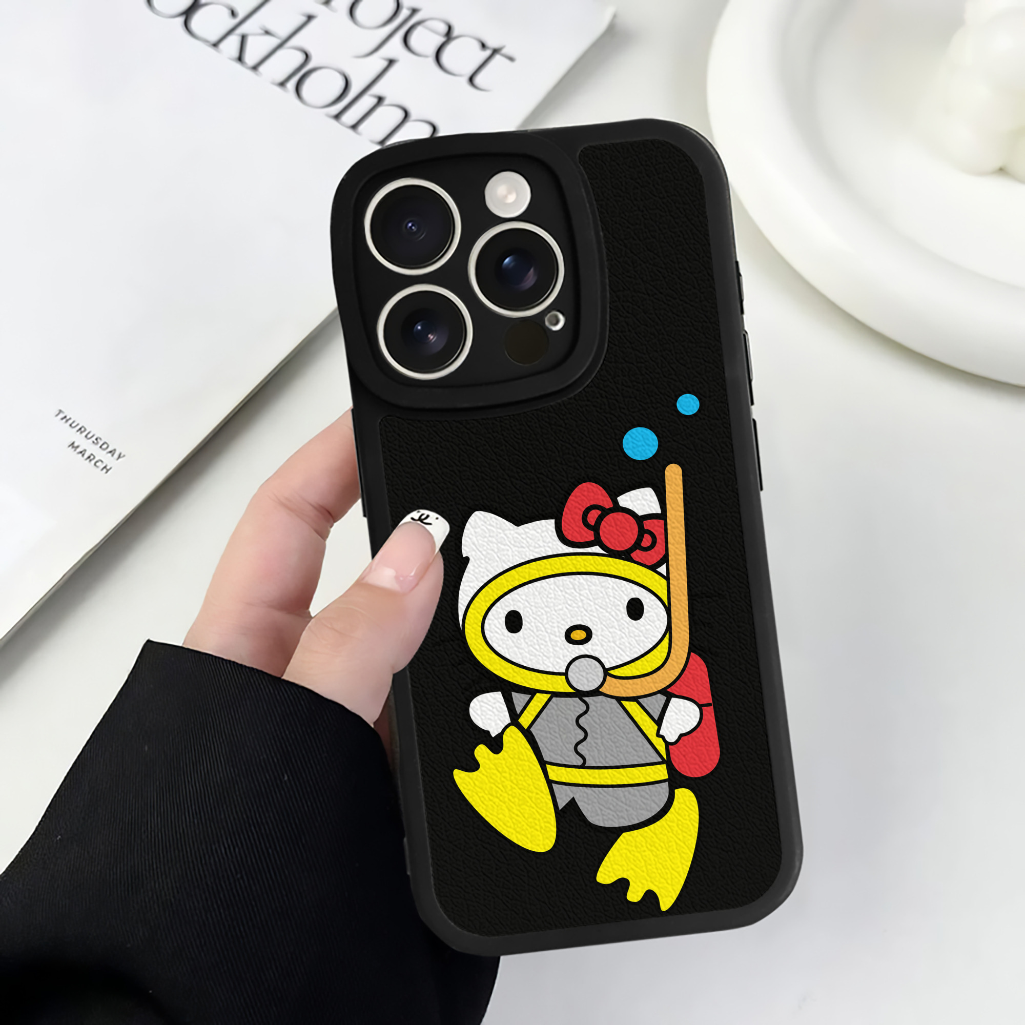 （画像用） Hello Kitty ハローキティ 【iPhone 16シリーズ対応】シリコンスマホケース（レザー調） 材質：シリコン
